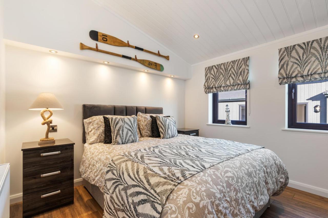 Hiraeth - Luxury Lodge With Hot Tub, Close To Beach Penally المظهر الخارجي الصورة