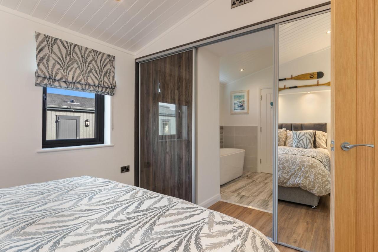 Hiraeth - Luxury Lodge With Hot Tub, Close To Beach Penally المظهر الخارجي الصورة
