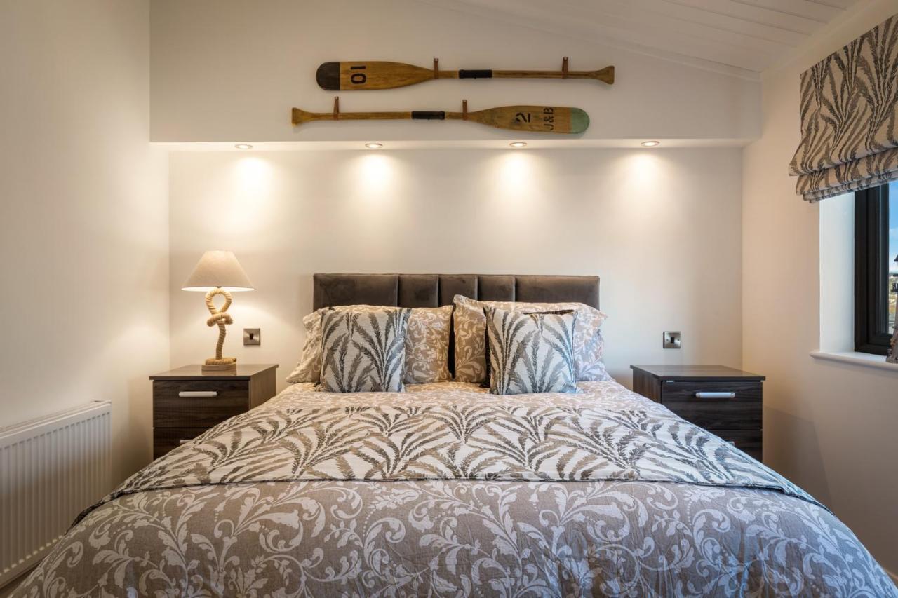 Hiraeth - Luxury Lodge With Hot Tub, Close To Beach Penally المظهر الخارجي الصورة